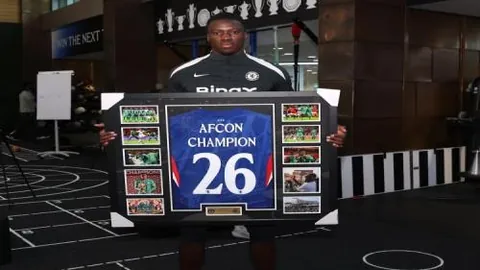 “阿森纳惊险半场领跑热刺，特罗萨德与埃泽破门，热刺再度遭遇进球荒！”