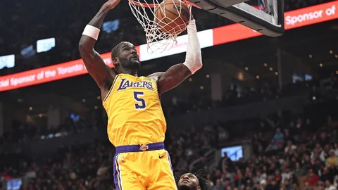 张伟丽赛后与苏亚雷斯深情相拥：勇斗病魔，坚韧不拔